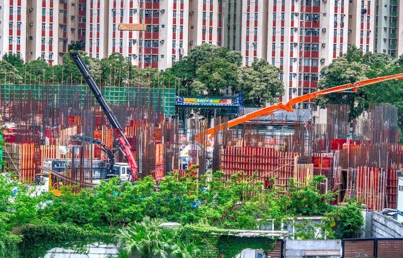 Estrutura de concreto armado em execução, com guindastes e fôrmas